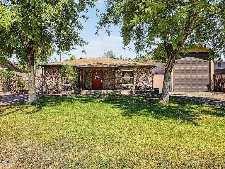 2216 W AUGUSTA Avenue photo 3