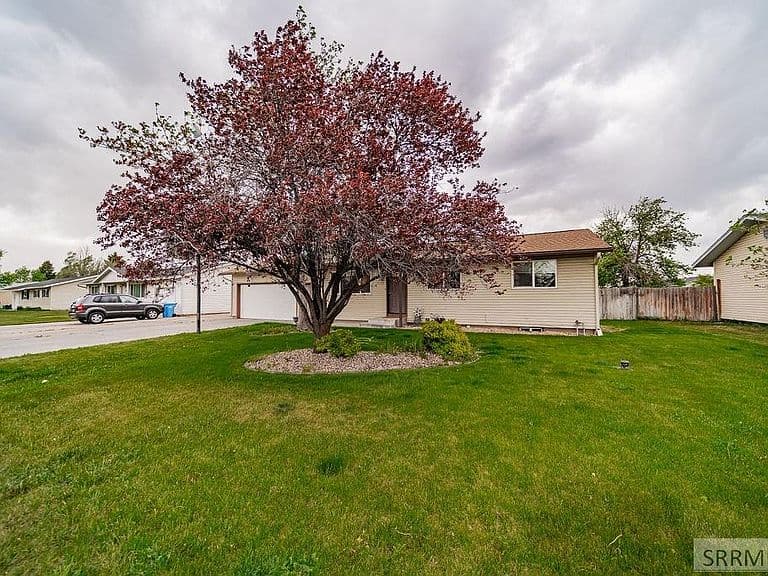 4355 E Greenwillow Ln photo 3