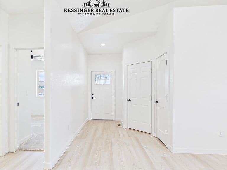 272 Park Ave photo 4