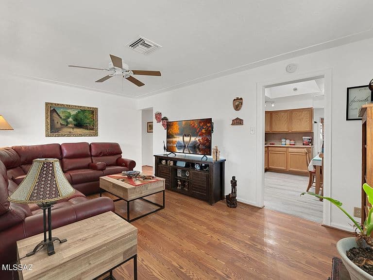 1026 E King St photo 5