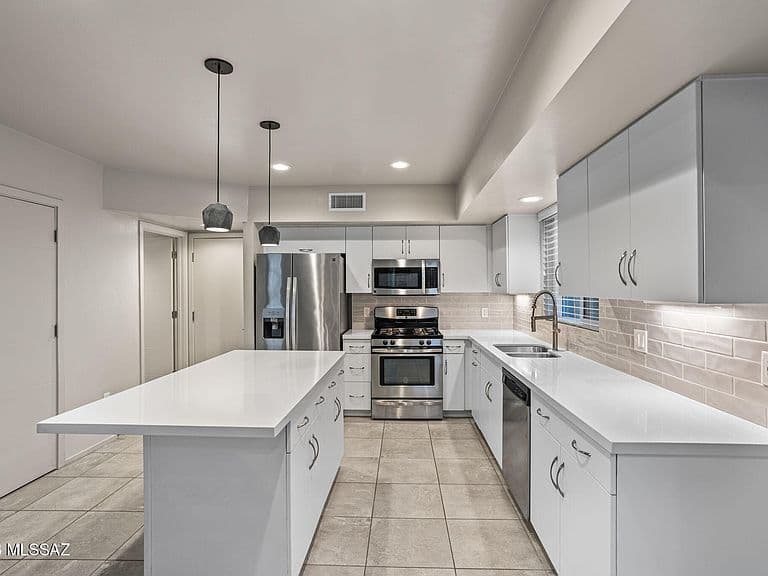 817 E Park Modern Dr photo 2