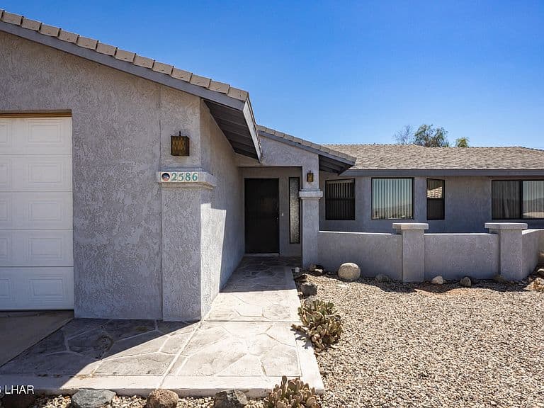 2586 Inverness Dr photo 4