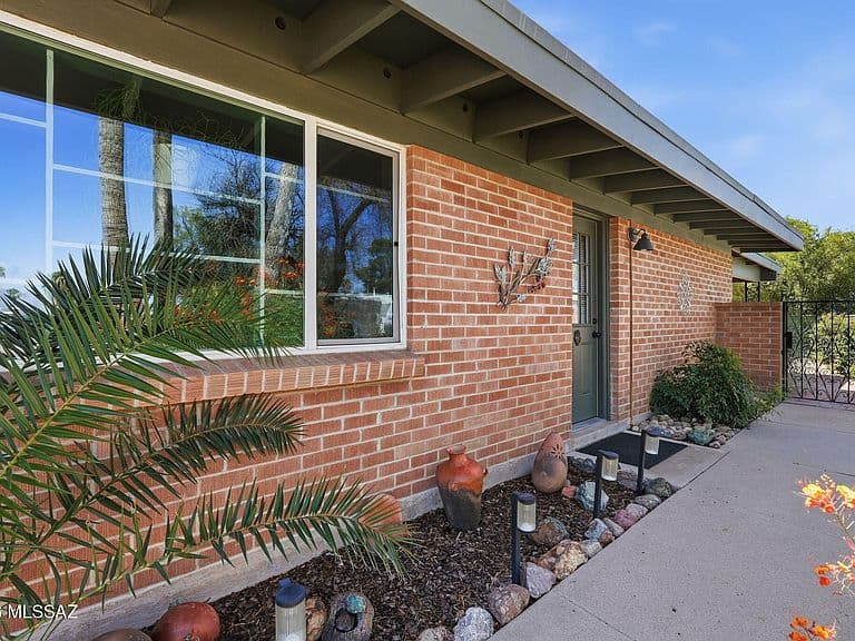 2420 S Camino Seco photo 4