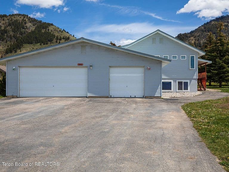 385 Hardman Rd photo 3