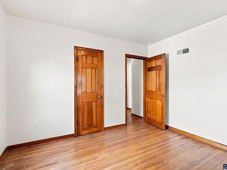 1100 S Glendale Ave photo 5