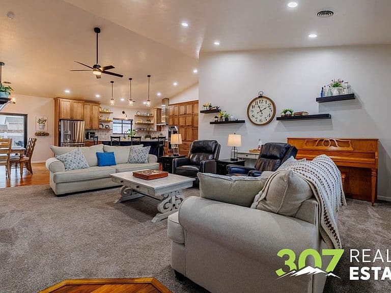 1090 Morning Glory Ln photo 4