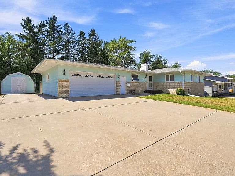 2413 Harney Dr photo 3