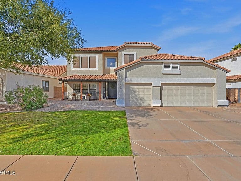 560 E BETSY Lane photo 1