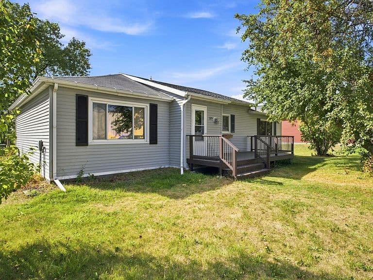 325 3rd Ave W photo 1