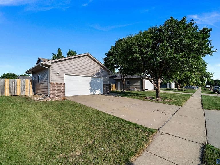 5116 S Sarmar Ave photo 3