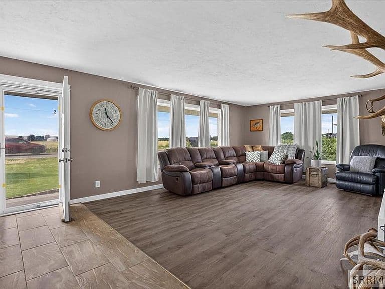 559 Rich Ln photo 2