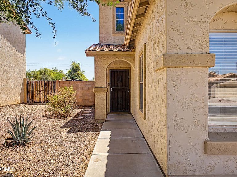 7227 S SUNRISE Way photo 3