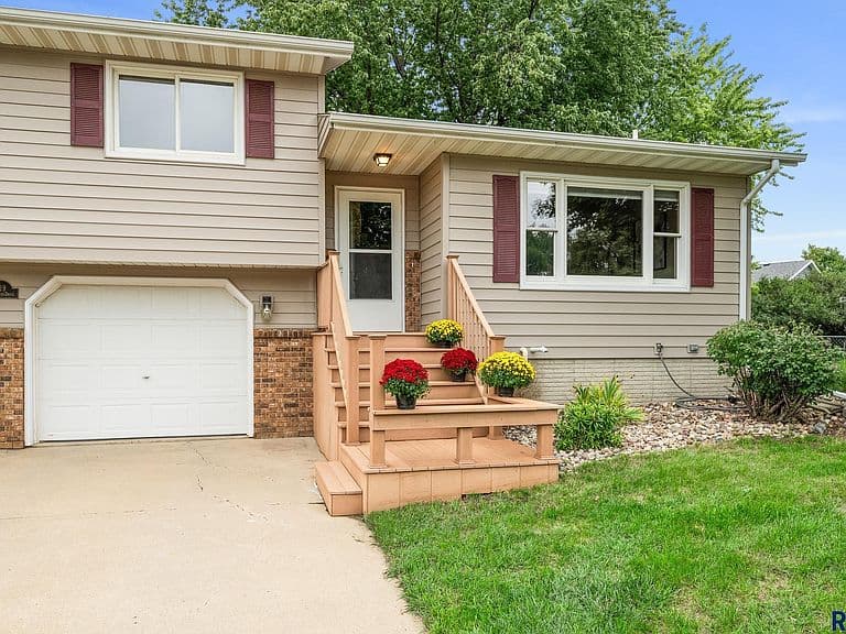 319 Hagemeyer Dr photo 2