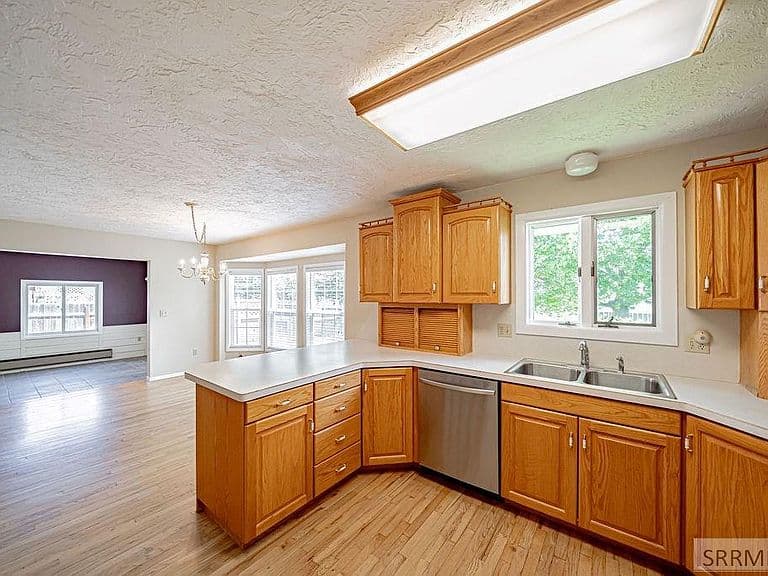 694 Ruth Ave photo 3