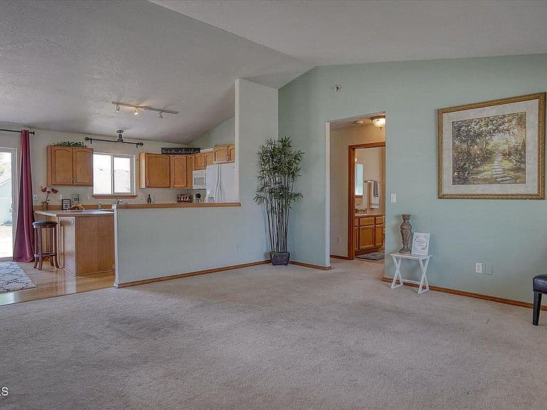 2416 N Mackenzie Dr photo 3