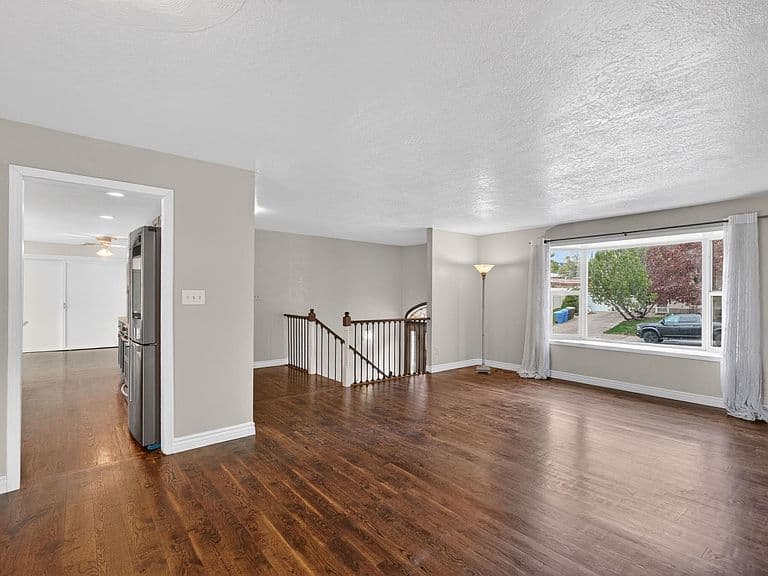 125 Stanford Ave photo 4
