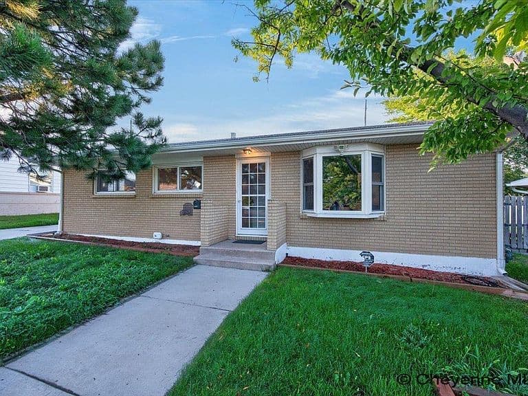 651 Creighton St photo 3