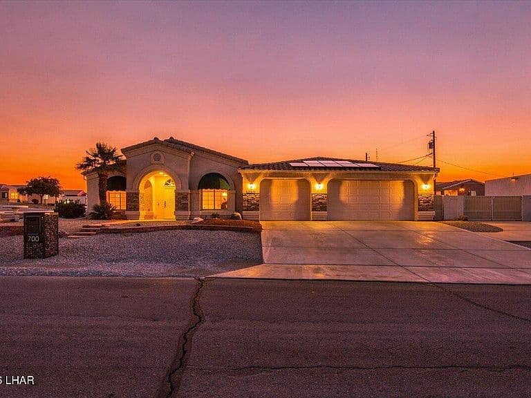 700 Sumac Dr photo 1