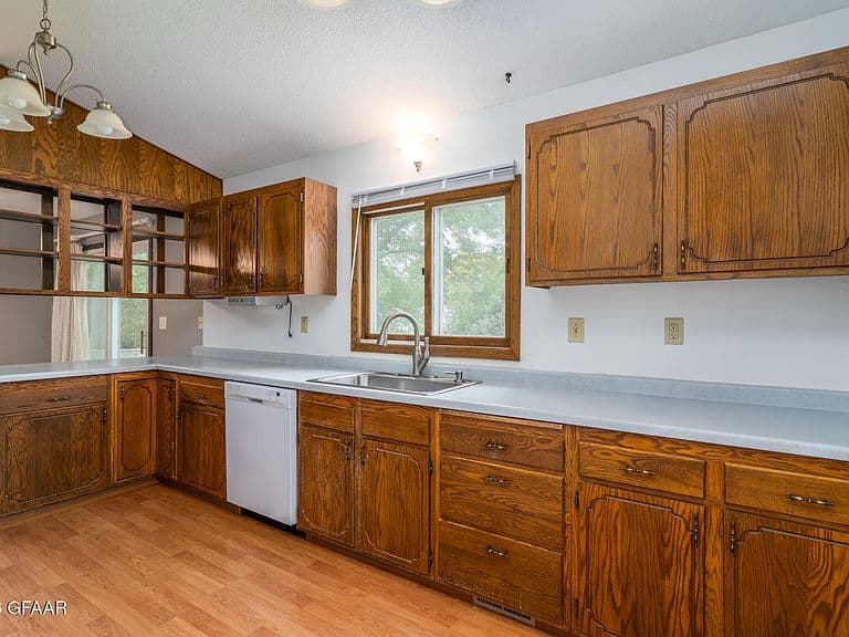 1313 Albert St photo 5