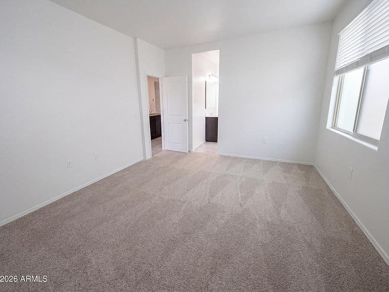 18616 W DESERT HOLLOW Drive photo 4