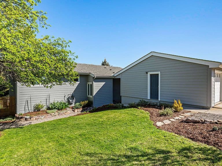 2240 E Vista Dr photo 2