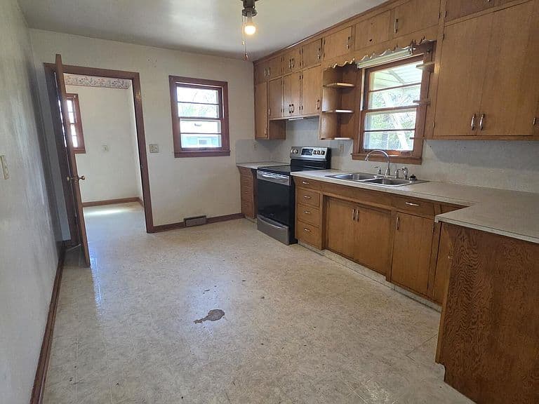 452 Marsh St photo 5