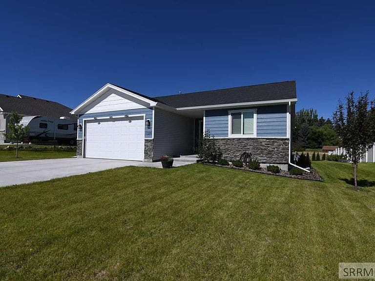 1324 Stone Dr photo 1
