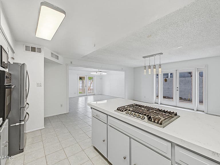 1537 E BISHOP Drive photo 4