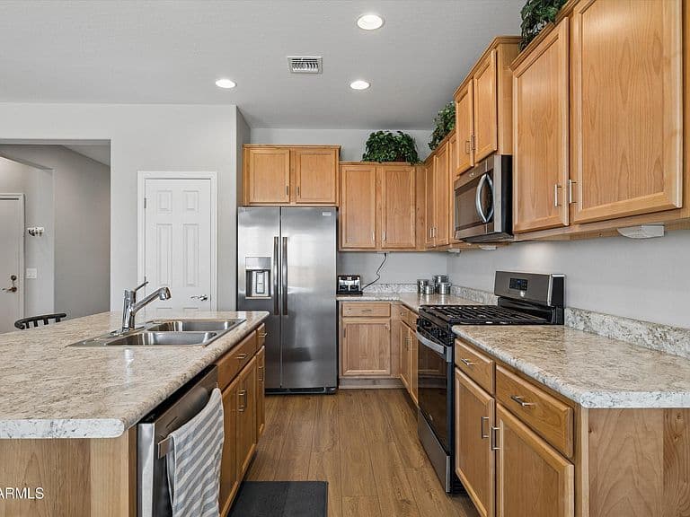 27126 W ADAM Avenue photo 4