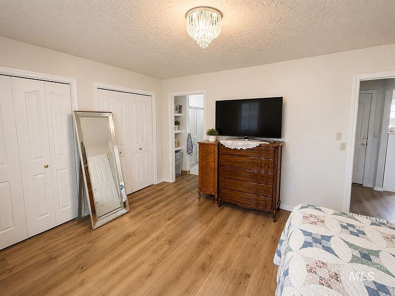 2313 Leo Dr photo 5