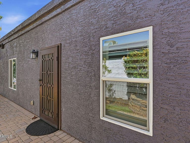 1429 E KERRY Lane photo 5