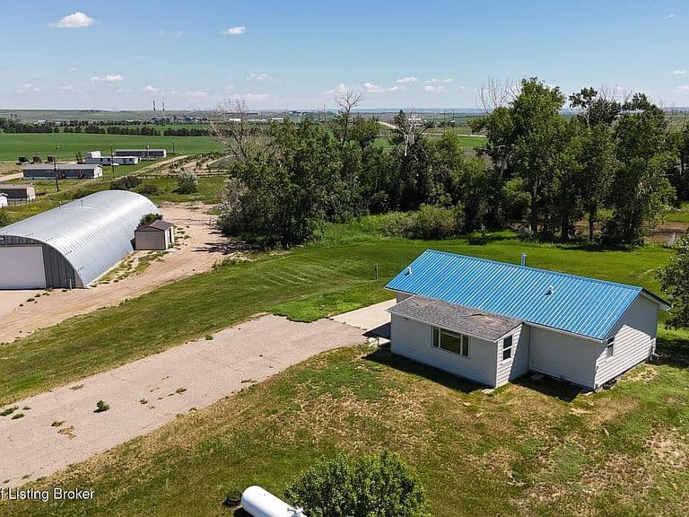 14599 Highway 2 photo 5