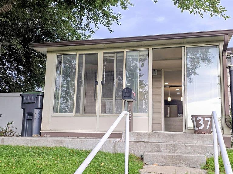 137 King Ct photo 2