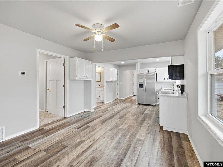 206 E M St photo 5