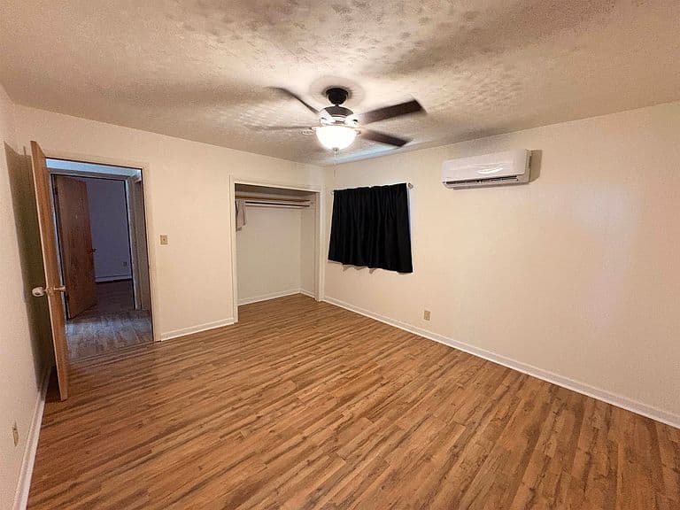 202 S 1st Ave photo 4