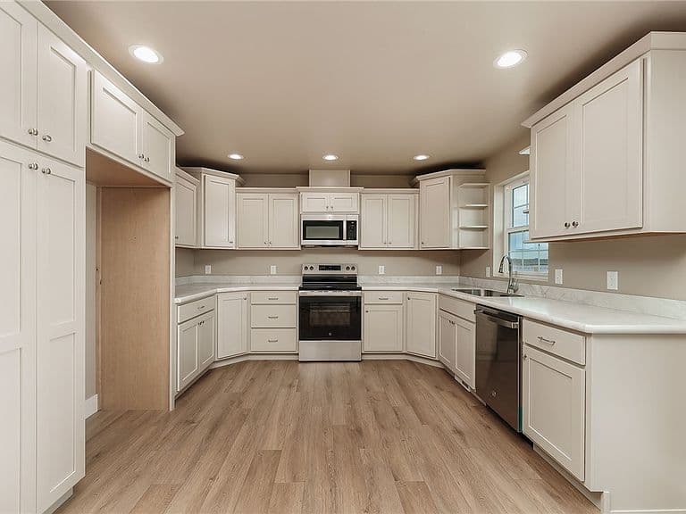 2237 Modera Ave photo 4