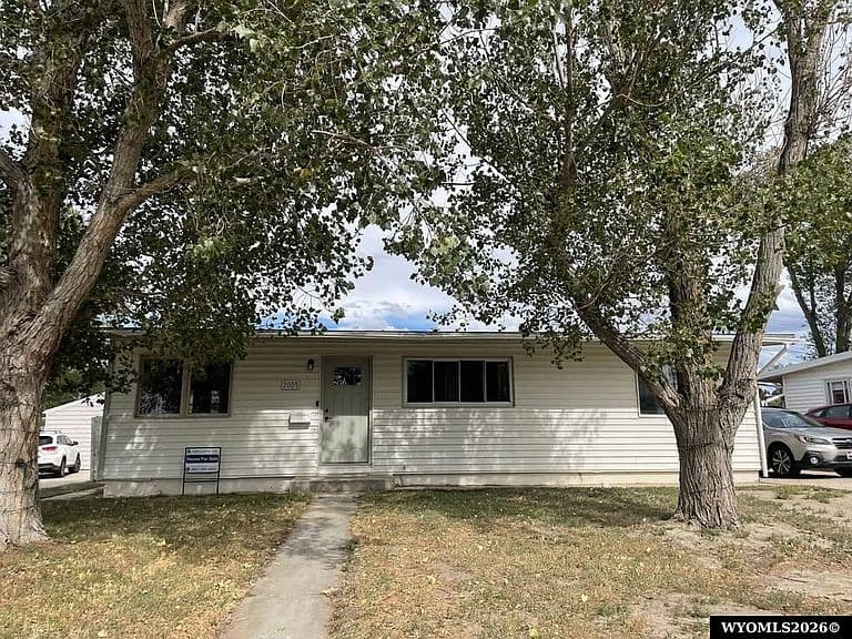 2005 Laramie Ave photo 1