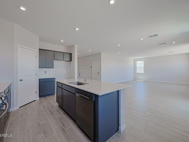 30117 W OLEANDER Way photo 3
