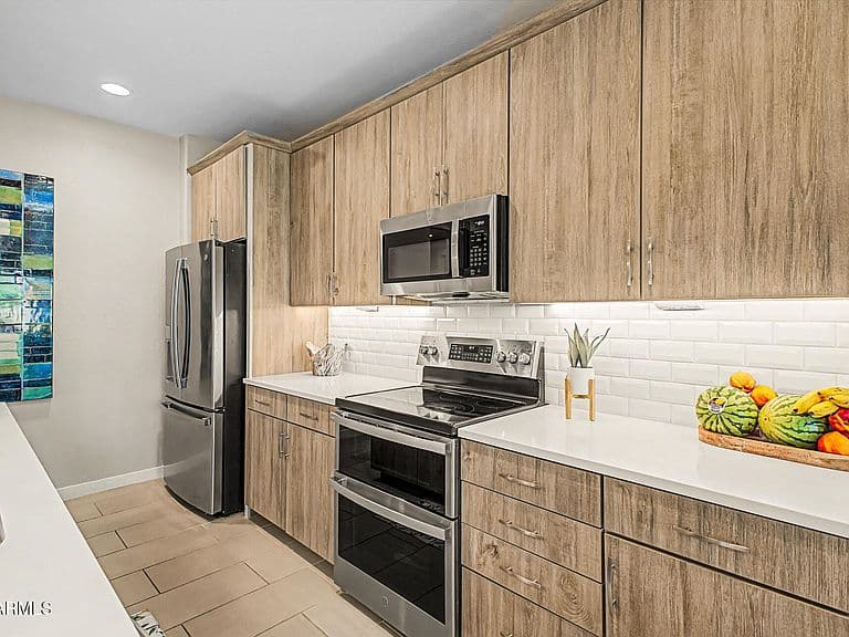 1224 E VEKOL Street photo 5