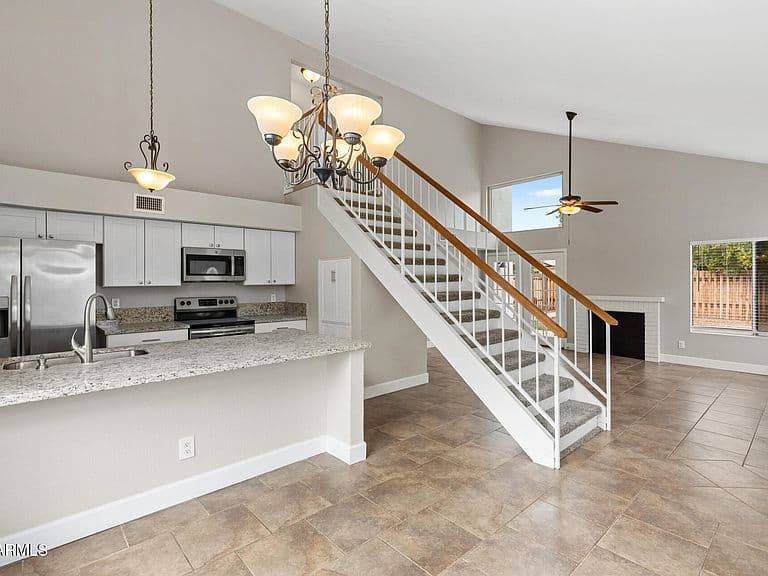 854 E MANOR Drive photo 4