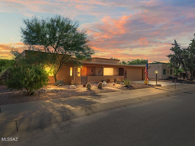 1110 N La Canoa photo 3