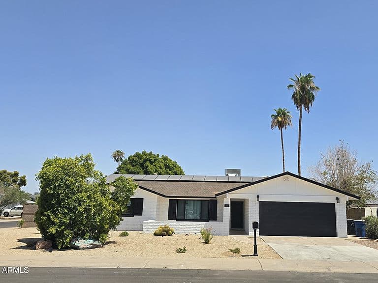 204 E FLEET Drive photo 1