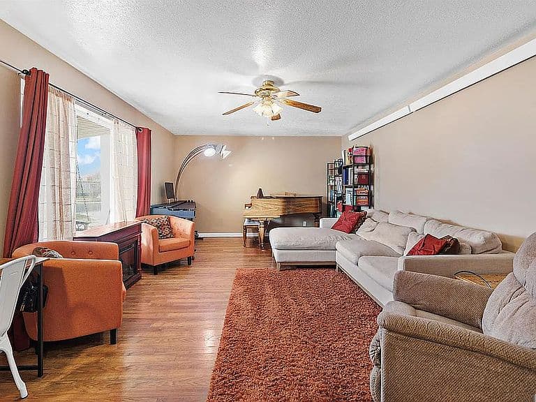 309 W Willow St photo 4