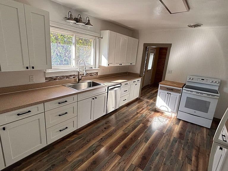 427 N Bernard St photo 2