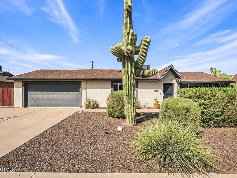 8314 E TURNEY Avenue photo 2