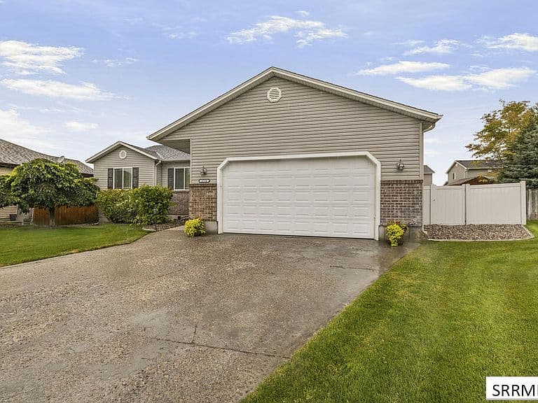 2710 Doris Cir photo 2