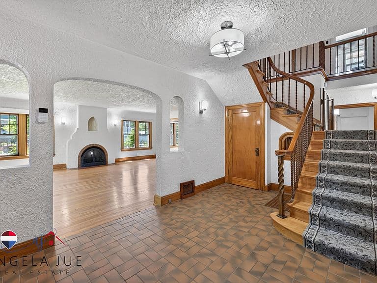 1042 S David St photo 3