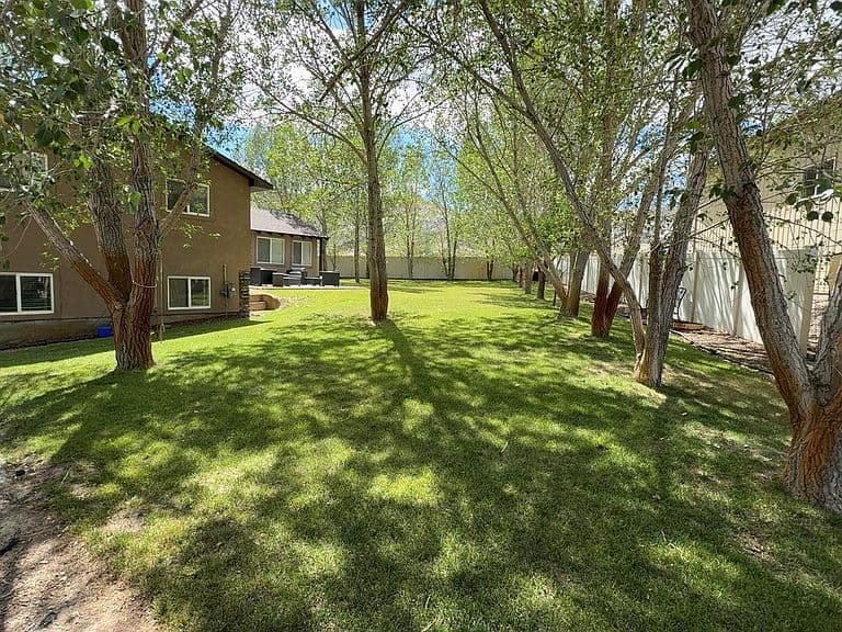 584 Gannett Dr photo 3