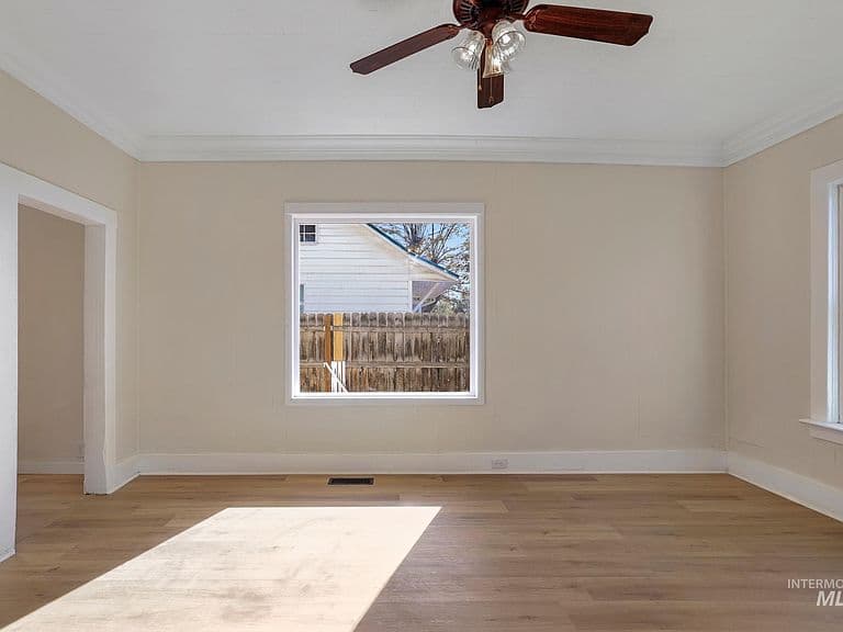150 Adams St photo 4