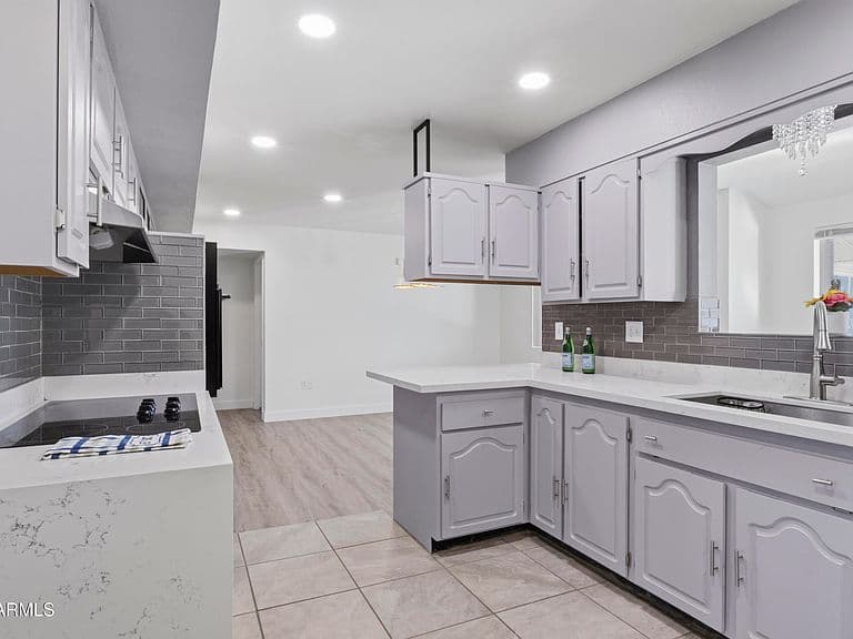 10541 W CHERYL Drive photo 4